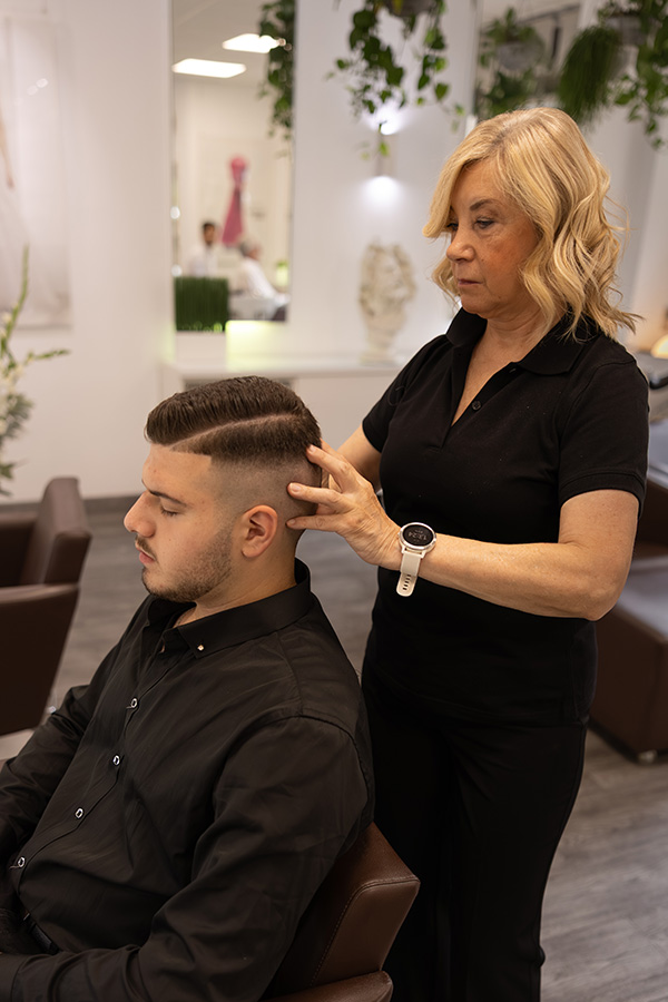 Friseur Oberhausen Ksenija Kielp in Aktion 2